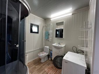 Celoročne obývateľná moderná chatka (30 m2) s pozemkom 387 m