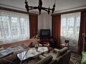 Predám stavebný pozemok s rodinným domom a garážou o výmere 