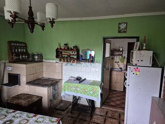 Predám stavebný pozemok s rodinným domom a garážou o výmere 