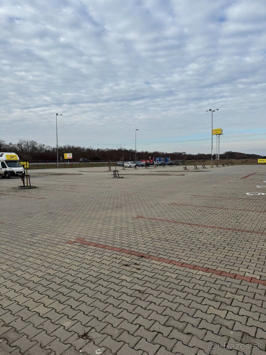 Spoločnosť Merkury Market ponúka na prenájom obchodný priest