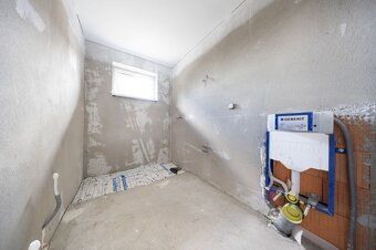 Sprzedam 4-pokojowy bungalow w centrum miejscowości Cabaj – Čápor przy ulicy Wagnera w stanie surowym.