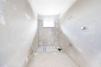 Sprzedam 4-pokojowy bungalow w centrum miejscowości Cabaj – Čápor przy ulicy Wagnera w stanie surowym.