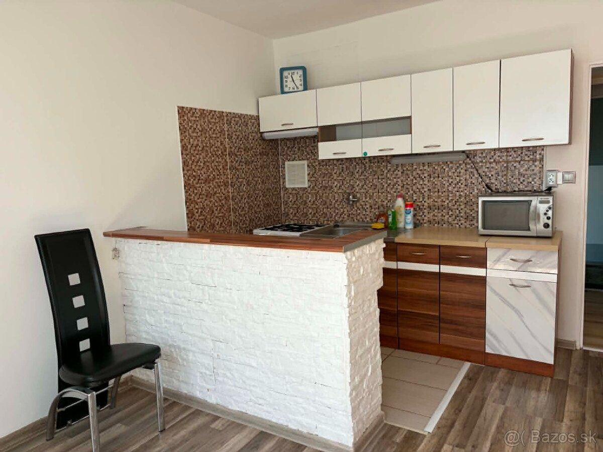 📌1 i. byt, ul.M.R.Štefánika, LV , ☎️0940/498 000 💰 450,-eur 
