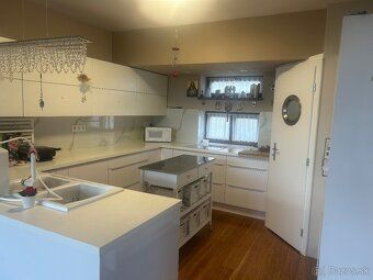 TOP PONUKA - SAMOSTATNÝ - Bungalov 520m2 pozemok- moderný,za