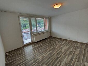 Ponúkame na predaj 2 izbový byt s kuchynským kútom/47m2/ v T