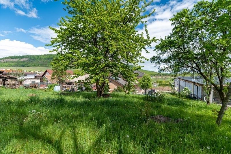 Ponúkame na predaj pozemok na výstavbu rodinného domu o výme