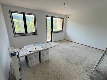 Predám priestranný rodinný dom (7+1) s garážou a 1784 m2 poz