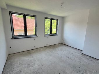 Predám priestranný rodinný dom (7+1) s garážou a 1784 m2 poz