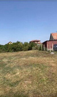 Ponúkam na predaj vyčistený, udržiavaný pozemok v Komárom-Ko