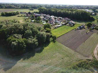 🌳 Pozemok snov vo Vrbovej nad Váhom – iba 16 km od Komárna! 