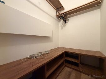 Typ: 4-izbový byt Ulica: Dobšinského Mestská časť: Vlčince O