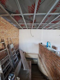 Ponúka na predaj zaujímavú nehnuteľnosť, podpivničený rodinn