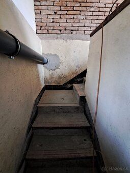 Ponúka na predaj zaujímavú nehnuteľnosť, podpivničený rodinn