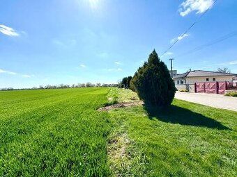 Ponúkame Vám na predaj slnečný a rovinatý pozemok na výstavb