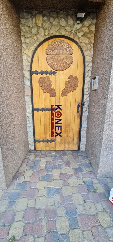 ID:6550
 - nachádza sa na ul. Štefánikovej, - podnikateľský 