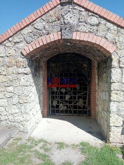 ID:7107
Ponúkame Vám na predaj historickú pivničku vo vinohr