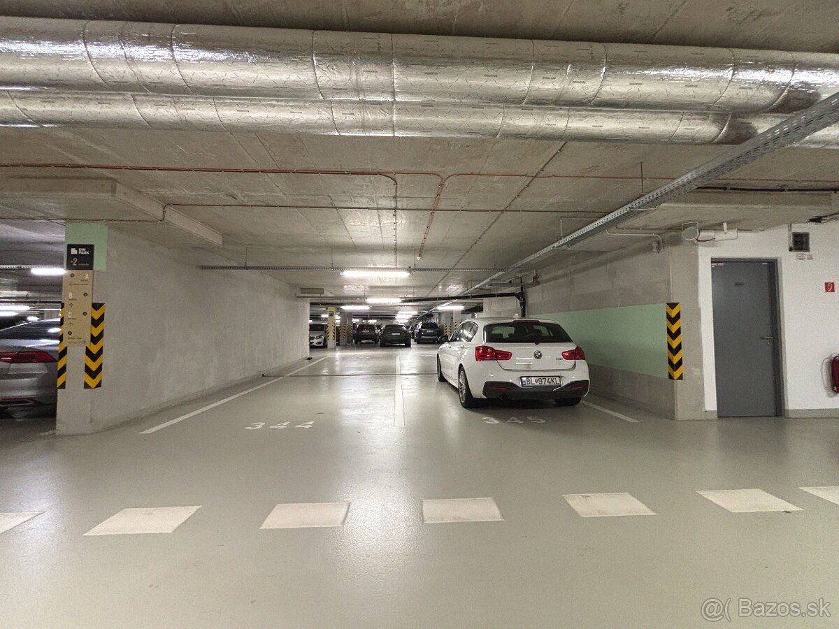 Ponúkam na predaj vlastné, nadštandardne veľké parkovacie st