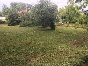 Prístup z ulice Ružovej. Predáva šípkou označená časť na kat