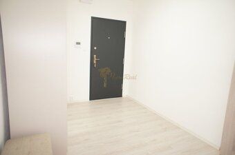 Ponúkame na predaj novozrekonštruovaný veľký 2-izb. byt na u
