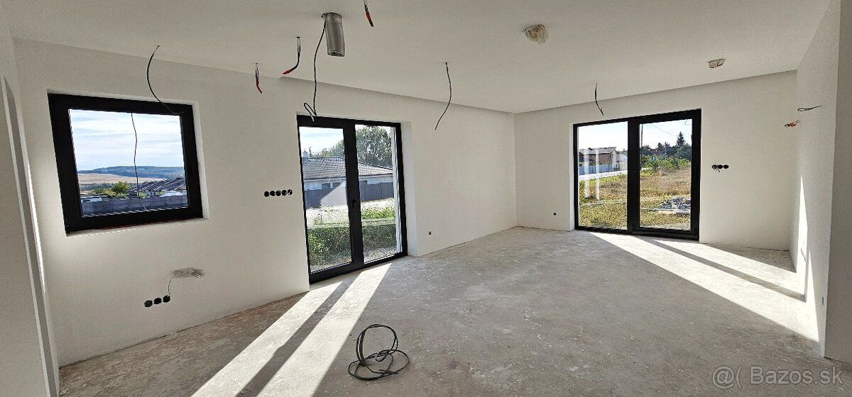 Ponúkame na predaj moderný murovaný rodinný dom typu bungalo