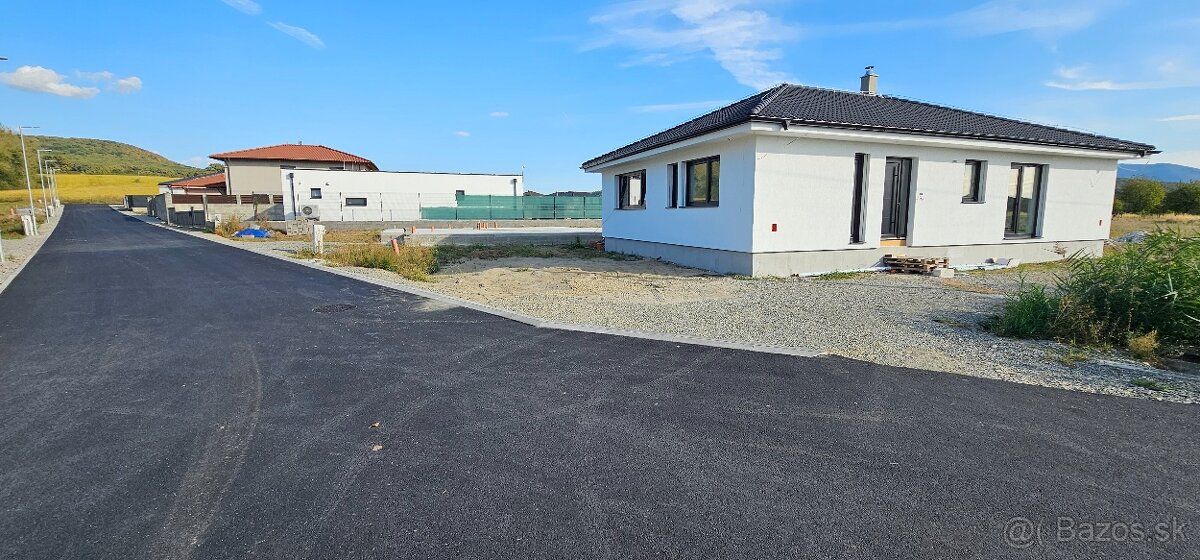 Ponúkame na predaj moderný murovaný rodinný dom typu bungalo