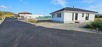 Ponúkame na predaj moderný murovaný rodinný dom typu bungalo