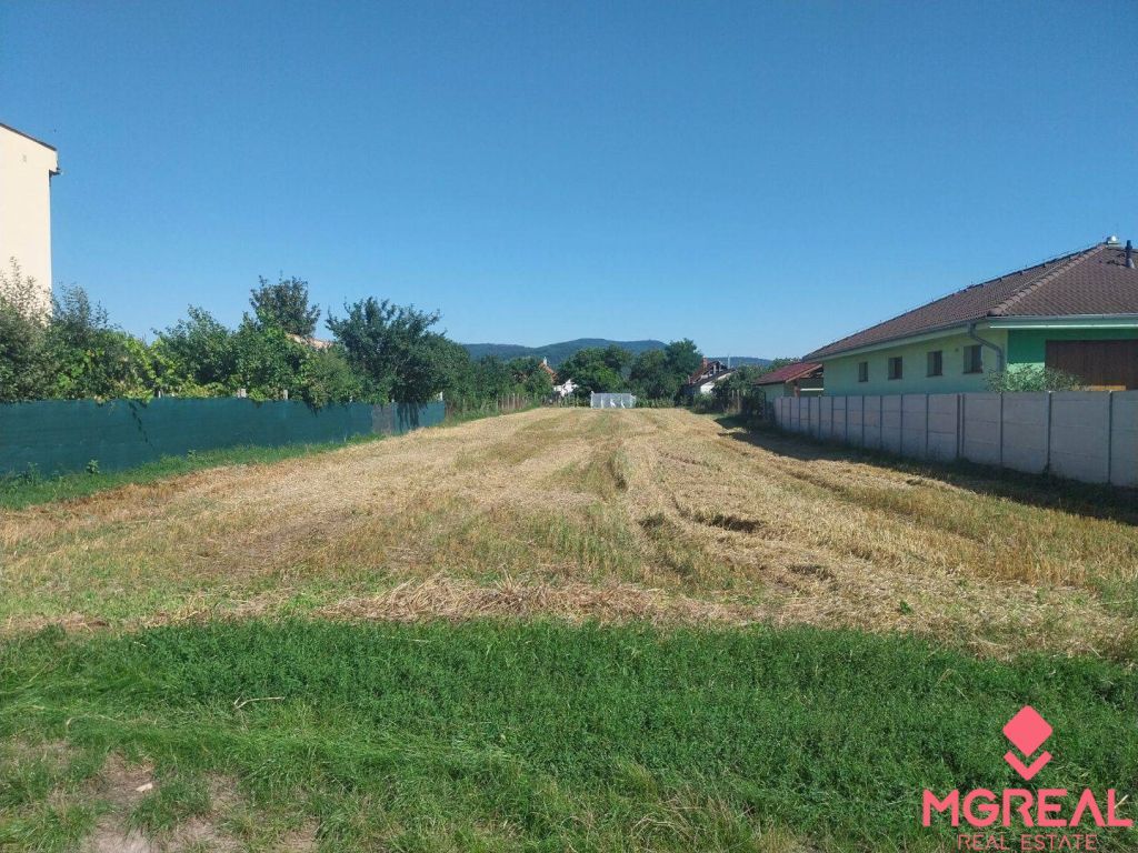 Ponúkame Vám na predaj pozemok, ktorý sa nachádza v obci Čak