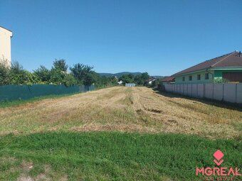 Ponúkame Vám na predaj pozemok, ktorý sa nachádza v obci Čak