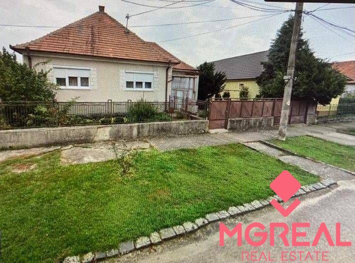 Ponúkame Vám na predaj rodinný dom v centre obce Komjatice. 
