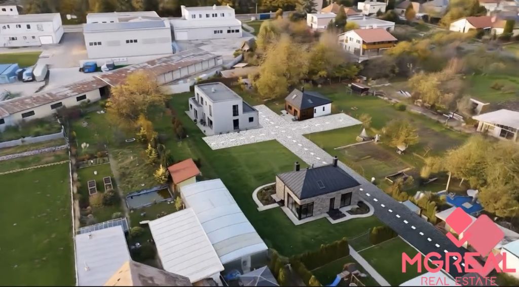 Ponúkame Vám na predaj stavebný  pozemok  jeden dom  priamo 