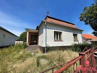Ponúkame Vám na predaj starší rodinný dom v obci Okoličná na