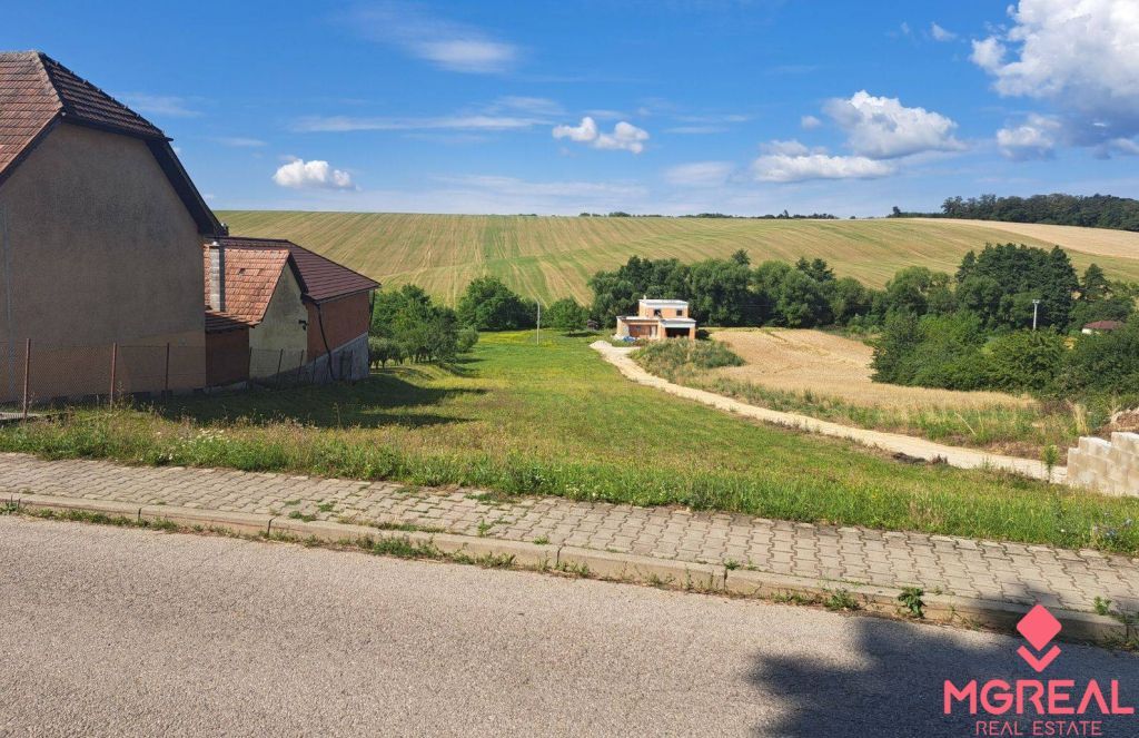 Ponúkame Vám na predaj pekný slnečný mierne svahovitý pozemo