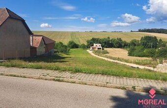 Ponúkame Vám na predaj pekný slnečný mierne svahovitý pozemo