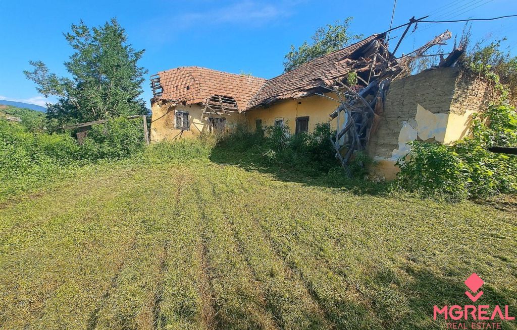 Ponúkame Vám na predaj pekný slnečný mierne svahovitý pozemo