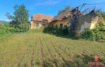 Ponúkame Vám na predaj pekný slnečný mierne svahovitý pozemo