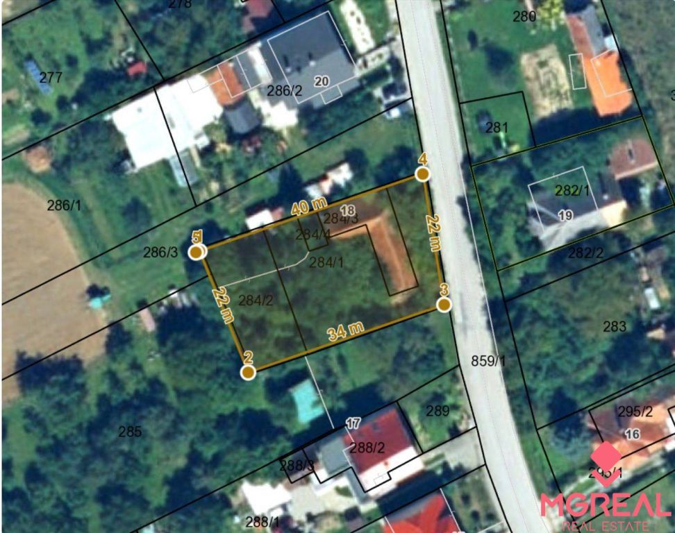Ponúkame Vám na predaj pekný slnečný mierne svahovitý pozemo