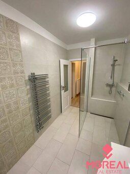 Nadštandarný 3-izbový byt s balkónom, záhradkou a parkovaním