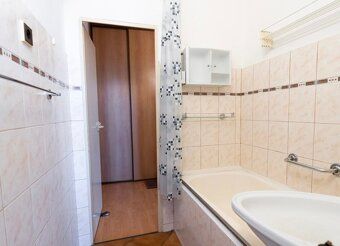 Ponúkame Vám na predaj priestranný a prakticky riešený 3-izb