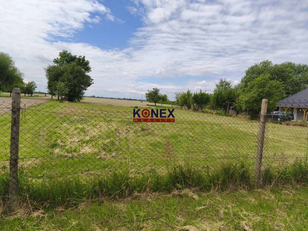 ID:9978
Ponúkame na predaj pozemok v obci Blatné Remety:
 - 