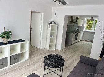 Popis • 2 izbový byt • úžitk. plocha 53 m2 • francuzky balkó