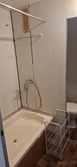 Ponúkam na predaj 1-izbový byt o výmere 38 m², situovaný v p