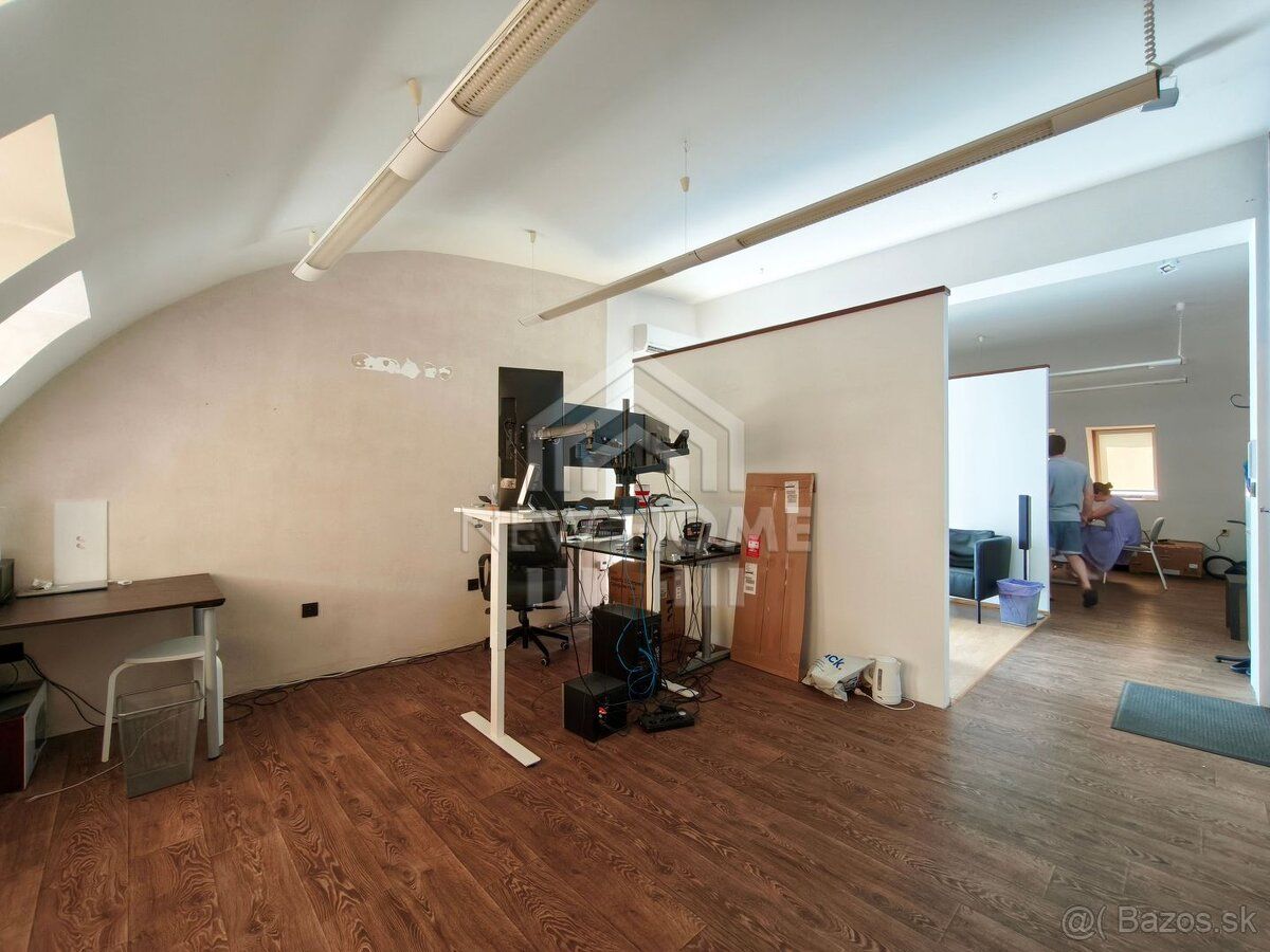 Ponúkame na prenájom kancelársky priestor o výmere 50 m2. Na