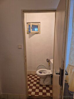 Ponúkame na predaj rodinný dom s veľkým pozemkom o výmere 25