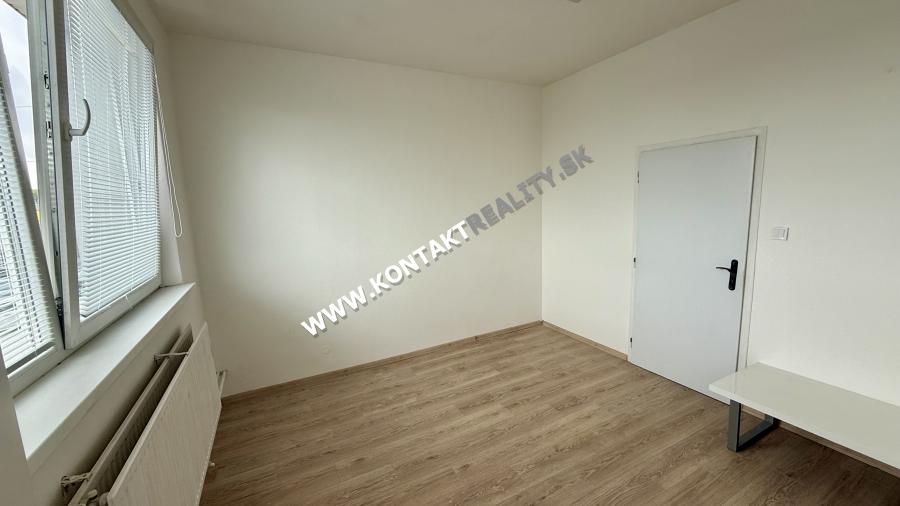 Ponúkame na prenájom kanceláriu o výmere 22 m2 na ul. Južná 
