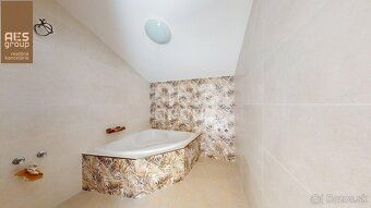 We offer for sale a spacious 3 bedroom attic apartment in
