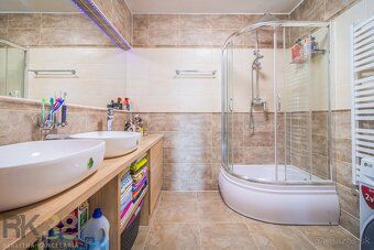 We offer for sale a 4-room apartment with loggia and garage parking space