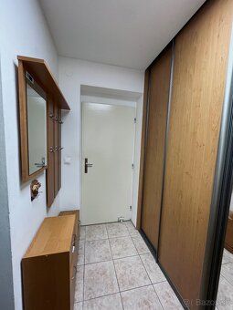 Ponúkam na prenájom 1-izbový byt v Bytči o výmere 40 m². Byt