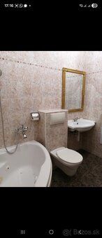 We sell commercial space with a 1 bedroom loft apartment which is located in a sought-after…
