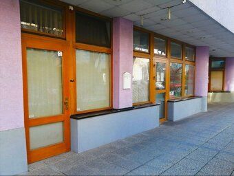We sell commercial space with a 1 bedroom loft apartment which is located in a sought-after…