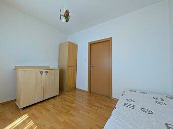 We offer for sale a 3 room apartment in the center of Sered on street